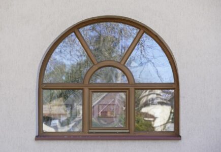 Okna łukowe w aranżacjach klasycznych i awangardowych